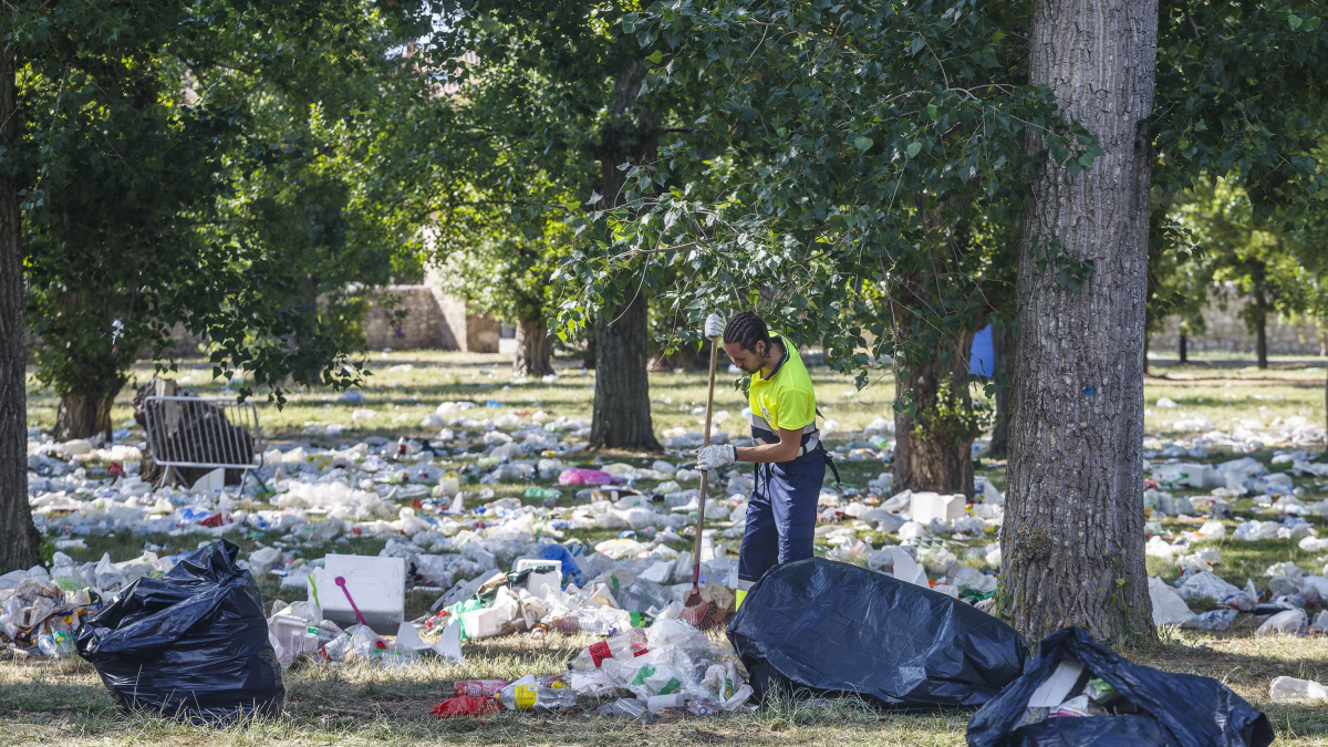 Un operario retira basura en el Parral
