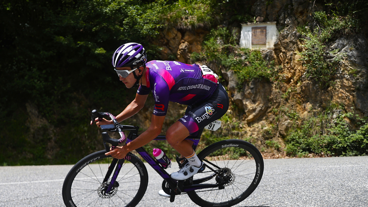Pelayo Sánchez desciende el Col de Menté tras atacar en solitario.