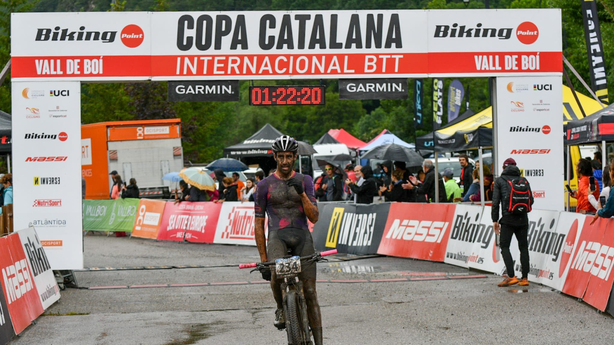 Orts llegando a la meta en primera posición.