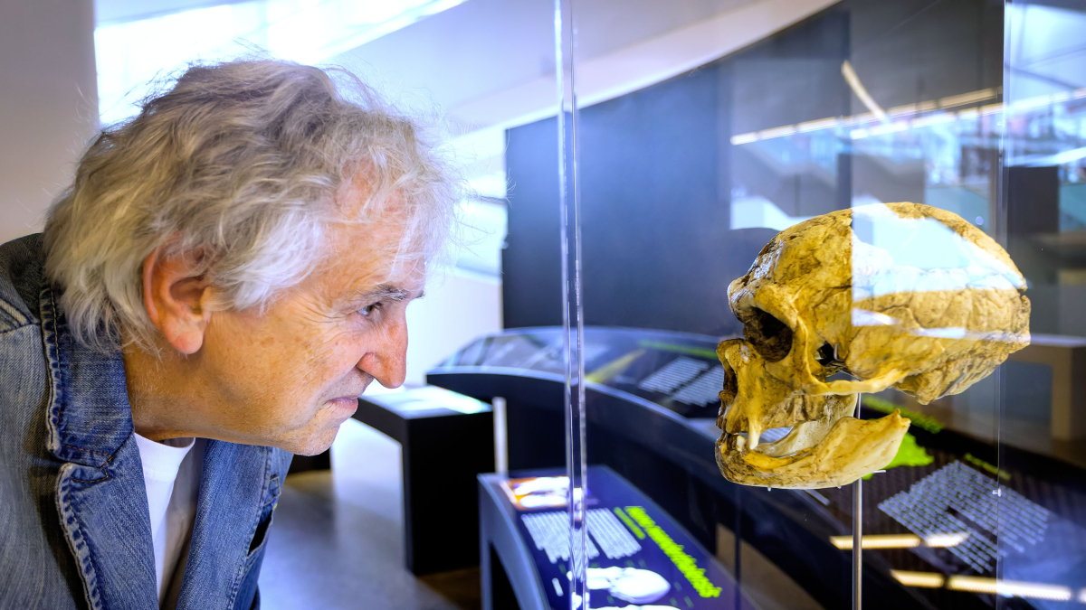 Juan Luis Arsuaga, codirector de Atapuerca, mira cara a cara al pasado a través de los huesos y al presente revisando lo que se publica sobre el cuerpo en revistas de salud, bienestar y deportes.