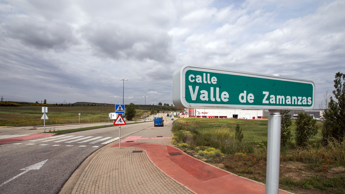 Calle Valle de Zamanzas, en el polígono de Villalonquéjar, el lugar escogido para el recinto ferial.
