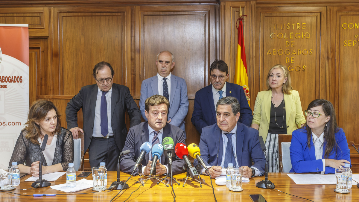 Los abogados y procuradores de Castilla y León exigen el fin de la huelga de funcionarios de Justicia.