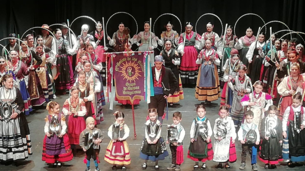 Componentes del grupo de Danzas de Nuestra Señora de las Nieves en mitad de una actuación