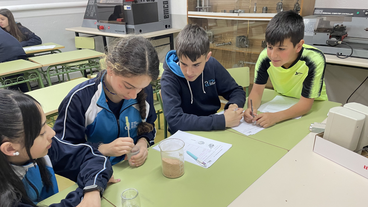 Alumnos del colegio Santa María la Nueva y San Joséa Artesano realizan uno de los proyectos.