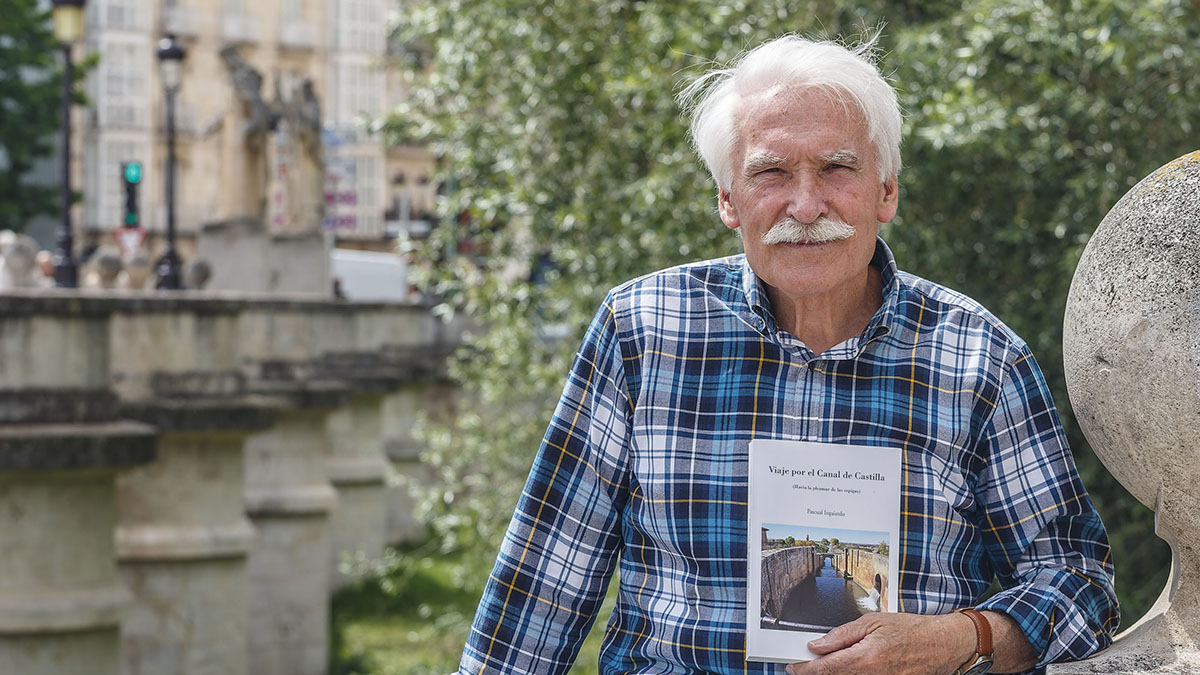 El escritor Pascual Izquierdo, con un ejemplar del libro 'Viaje por el Canal de Castilla'.