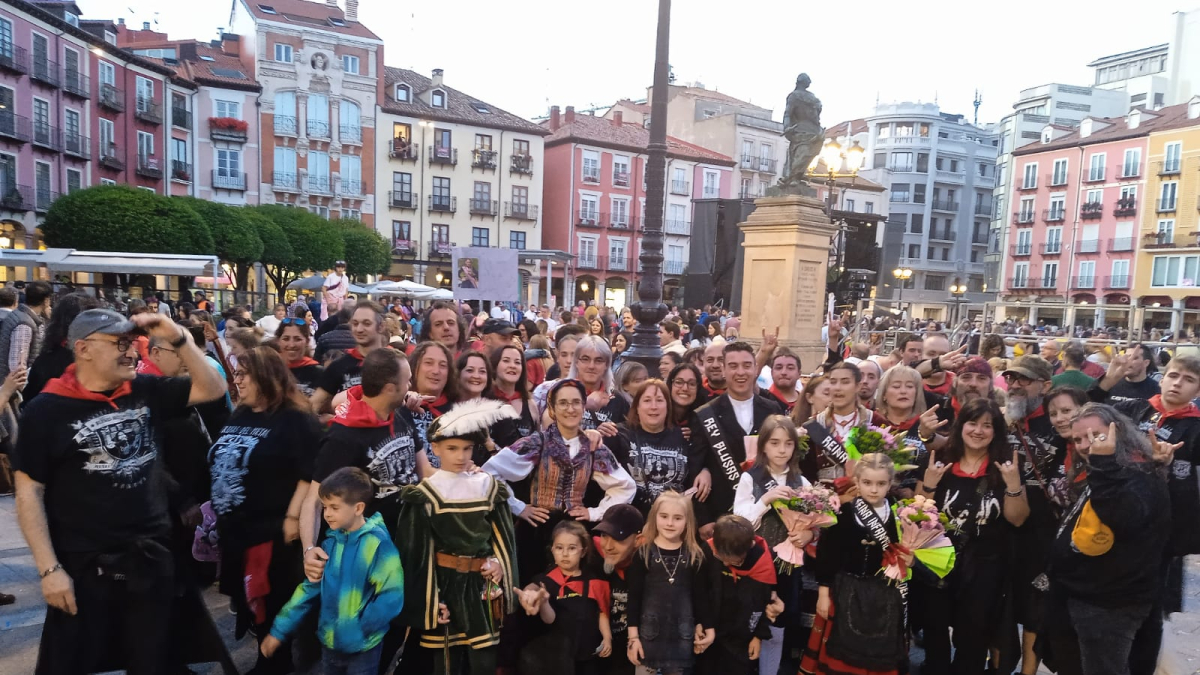 Grupo de socios de la peña 'Blusas del Metal' posando en la Plaza Mayor de Burgos
