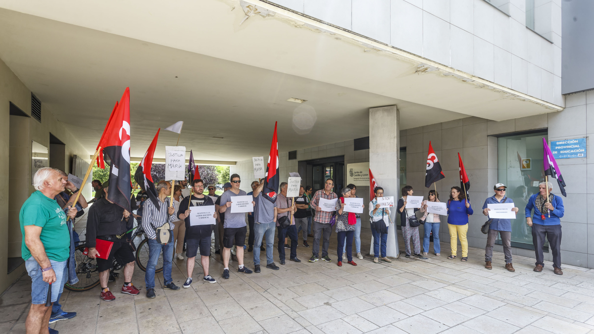 Concentración de CGT a las puertas de la Dirección Provincial de Educación en Burgos.