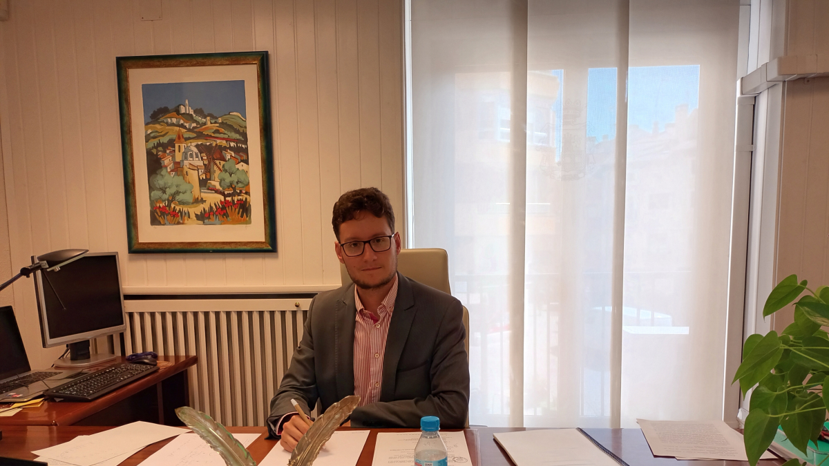 Antonio Linaje posa en su nuevo despacho como alcalde de Aranda