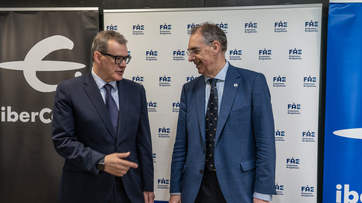 José Ángel Pérez Álvarez, director Territorial de Ibercaja en Burgos, La Rioja y Guadalajara y Miguel Ángel Benavente de Castro, presidente de FAE.