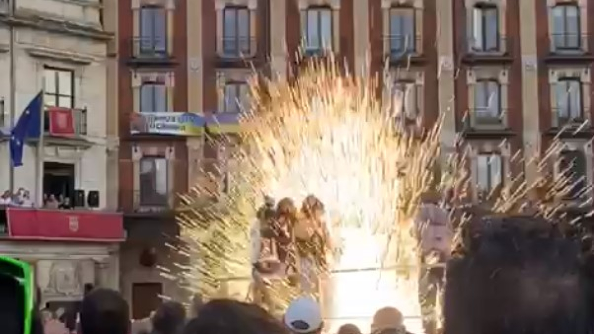 Instante en el que el cohete anunciador de las fiestas de San Pedro explota en la tarima de prensa.