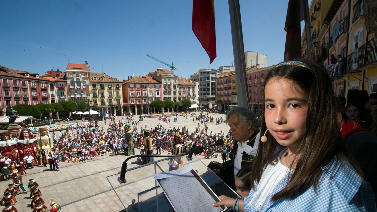 La pregonera infantil, Vera Martínez, de la Peña Los Felices, en el balcón del Ayuntamiento.
