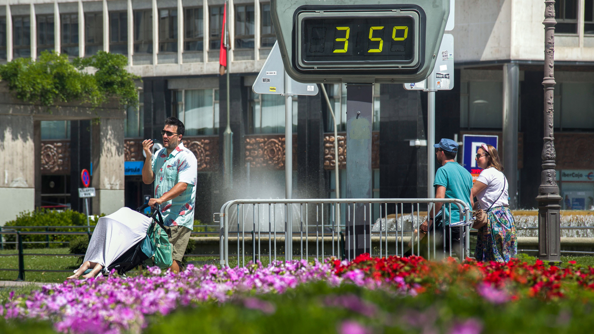 Un termómetro marca 35ºC en la plaza de España de Burgos.