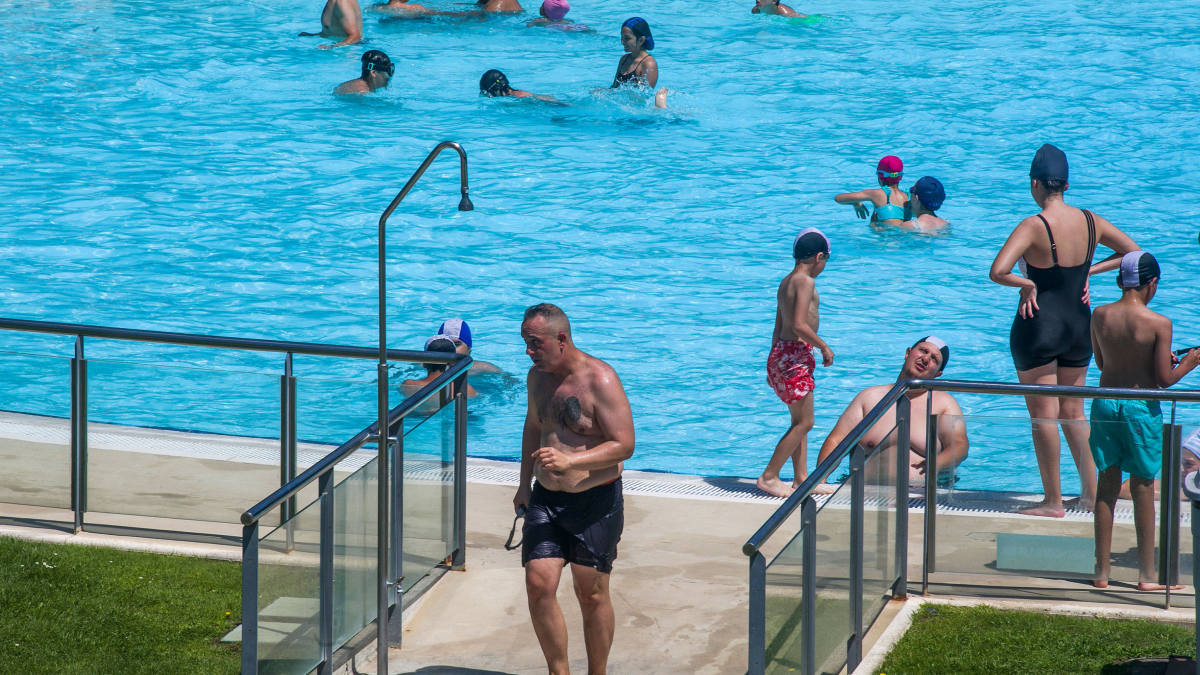 La previsión es que se alcanzarán los 35ºC así que la piscina estaba muy concurrida