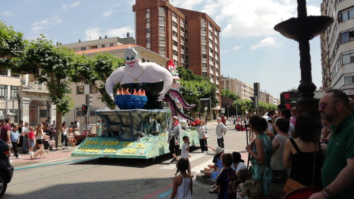 Carroza la ‘Vida en el fondo del mar’ de la Peña Colón.