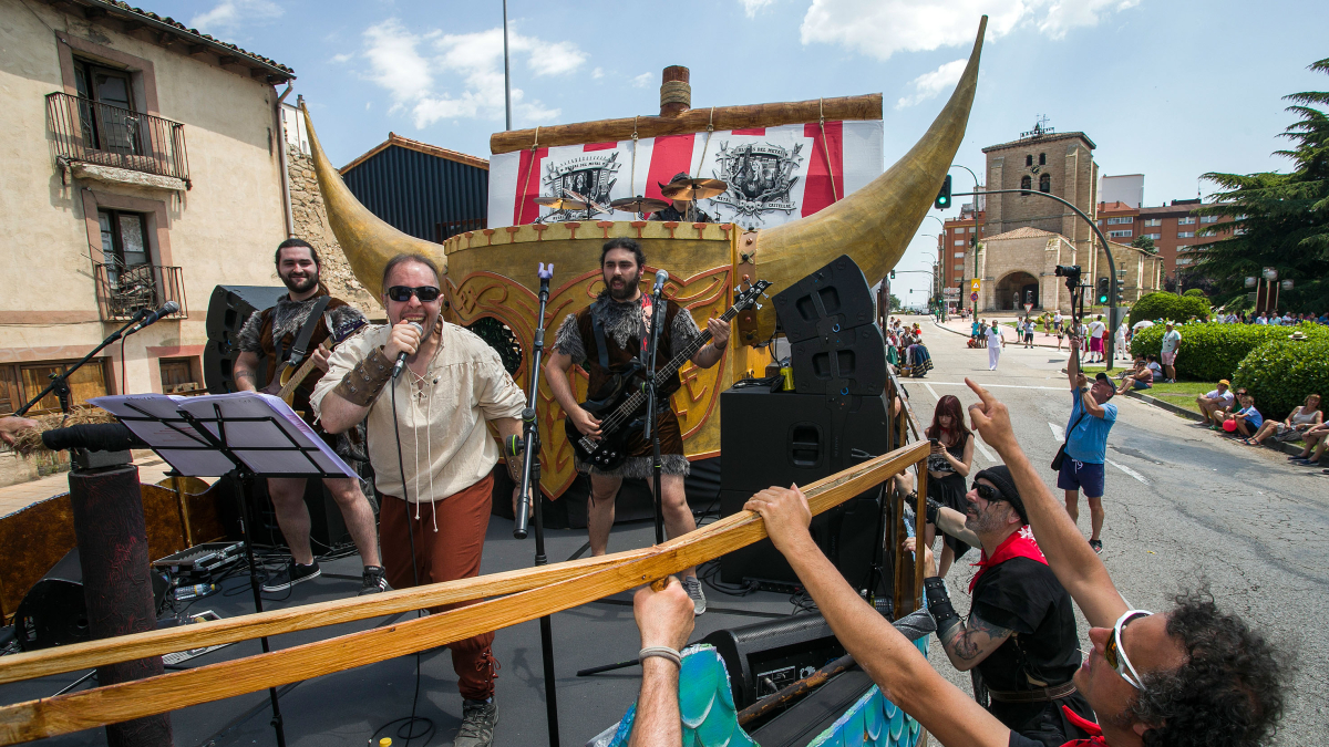 Basati durante su actuación en la Cabalgata sobre la carroza de los Blusas del Metal