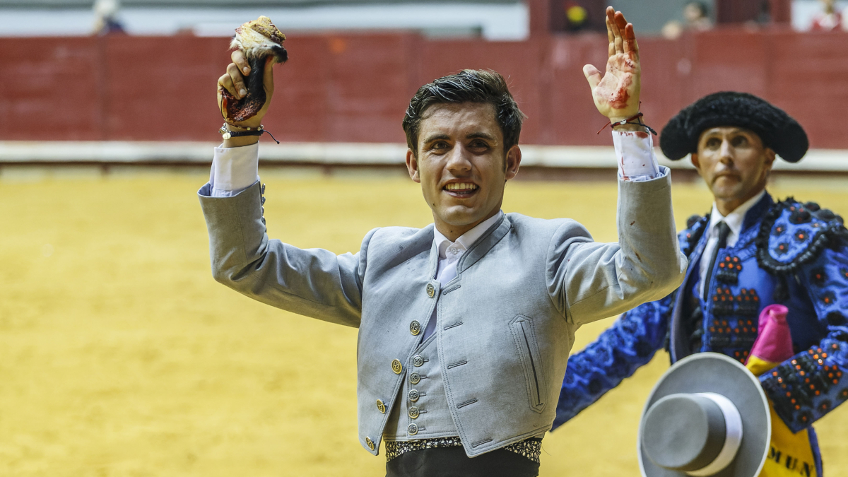 Guillermo Hermoso de Mendoza saluda a los tendidos portando la oreja que cortó al quinto toro del festejo.