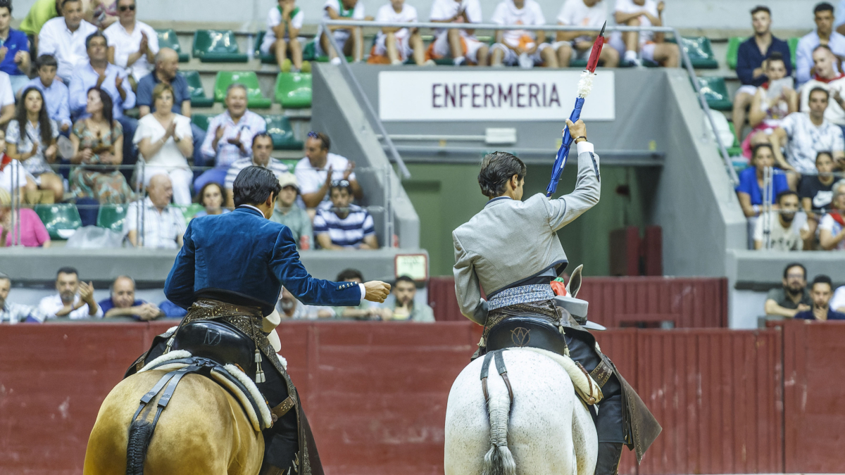Diego Ventura y Guillermo Hermoso de Mendoza, durante el primer festejo del abono.