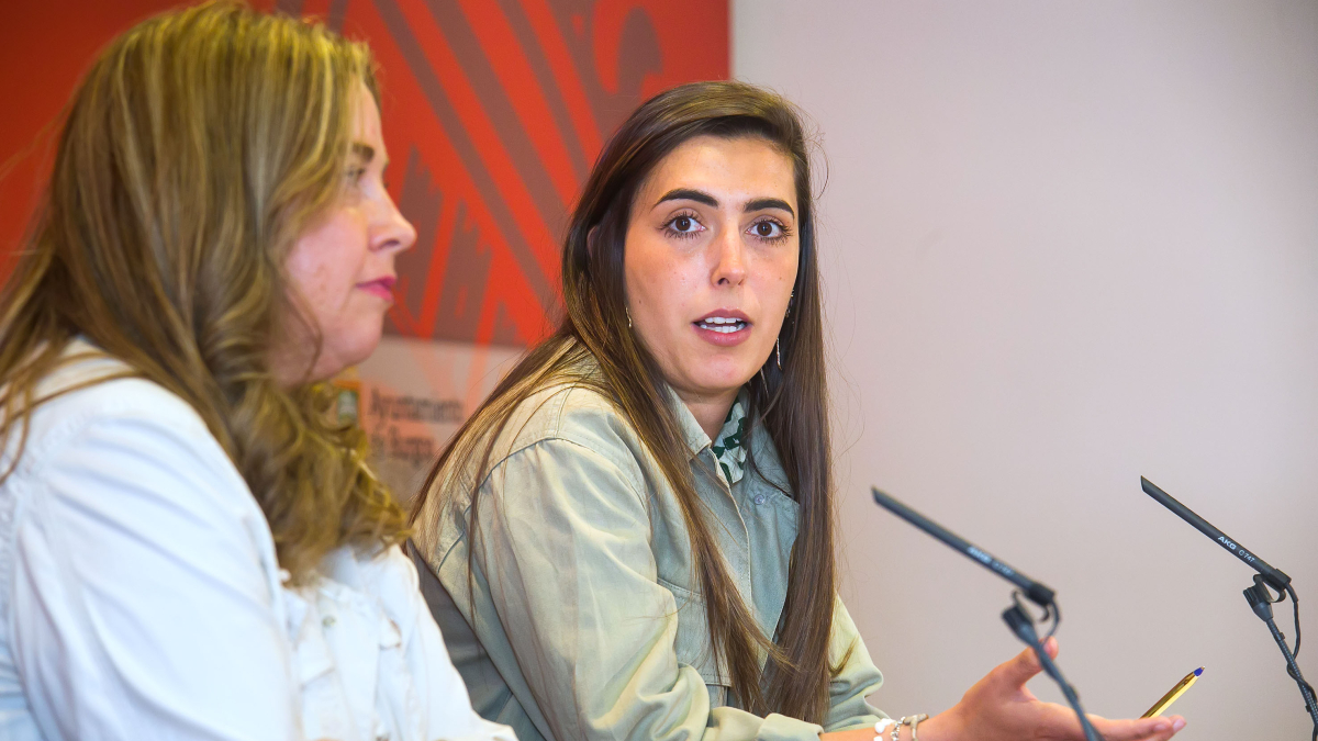 La alcaldesa, Cristina Ayala, y la portavoz del equipo de Gobierno, Andrea Ballesteros.