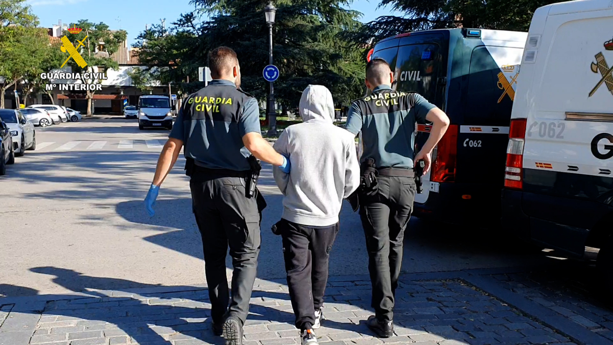 Fueron detenidos en esta operación tres hombres y una mujer.