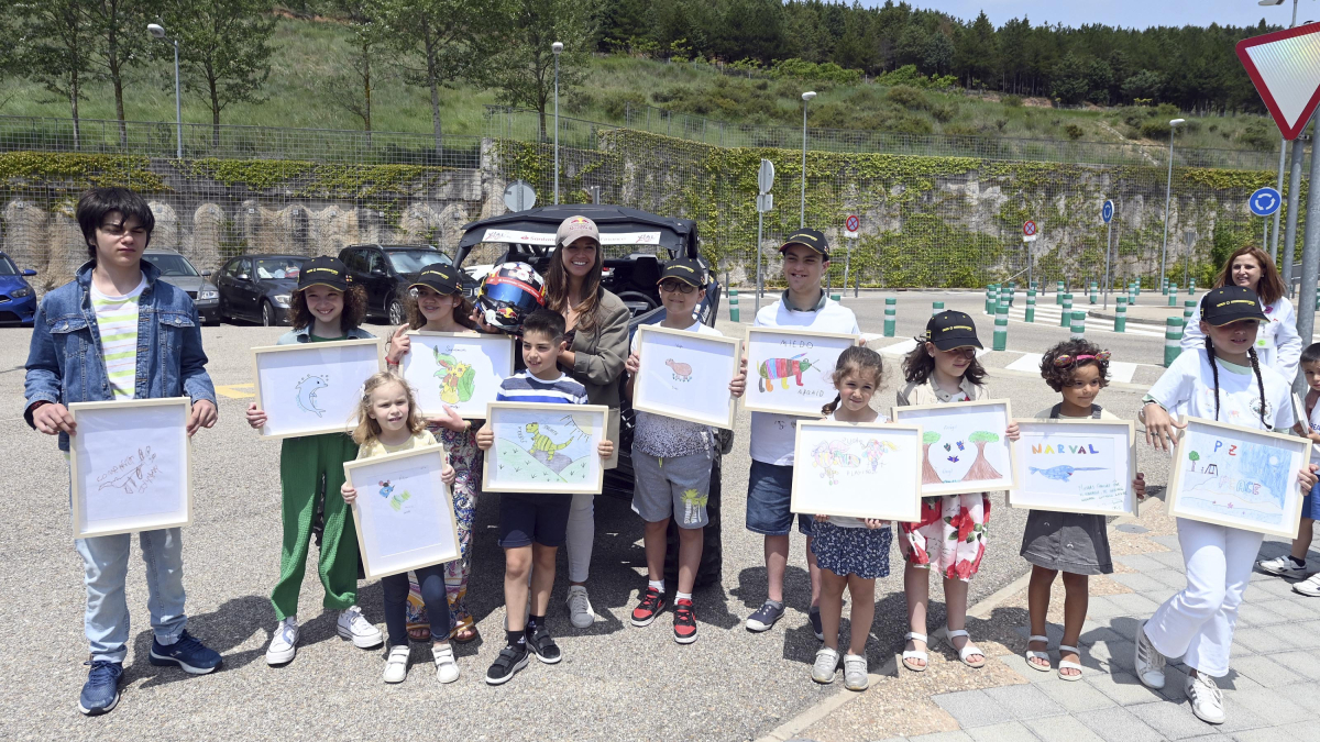 Cristina Gutiérrez, presenta el casco que va a utilizar en la próxima temporada, diseñado con dibujos realizados por los niños del Aula Hospitalaria del Hospital Universitario de Burgos