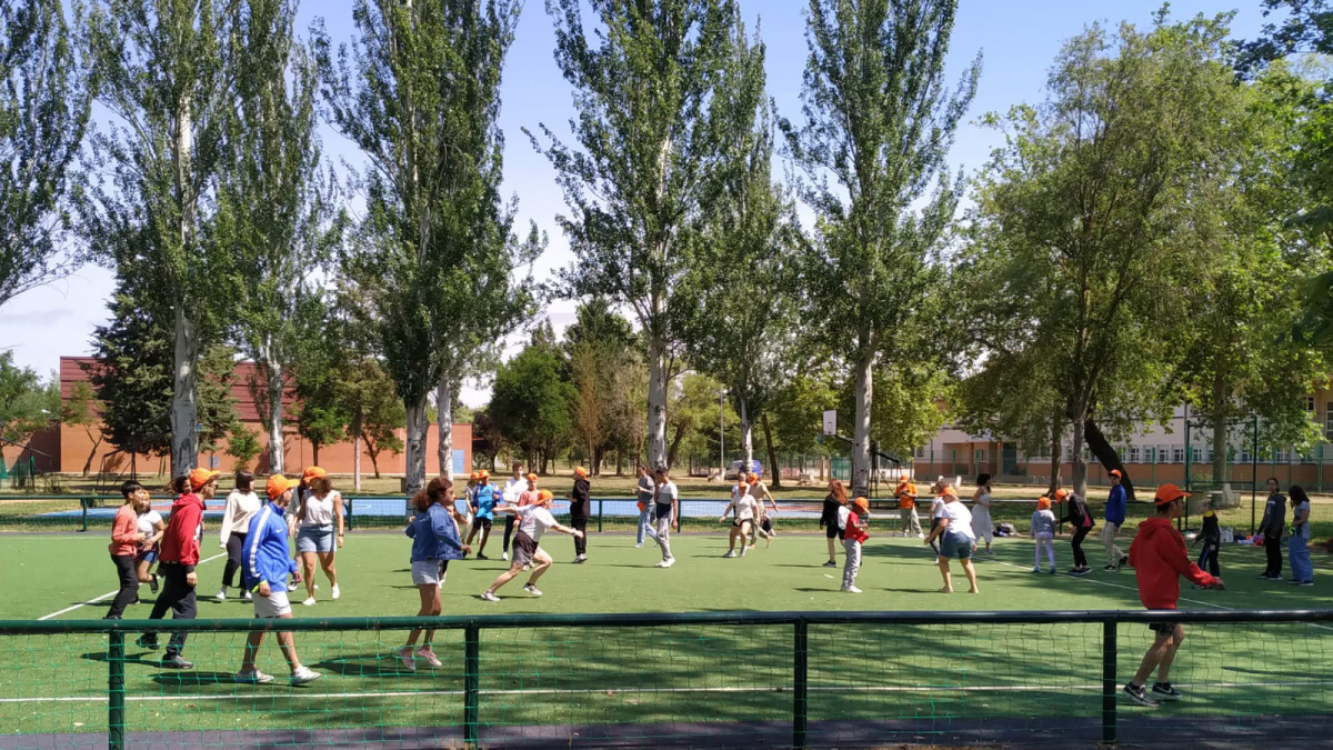 Los niños del Campamento Crece de Alcer disfrutan de una actividad deportiva.