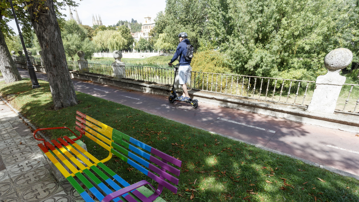 Banco arcoíris en Burgos para dar visibilidad al colectivo LGTBI.