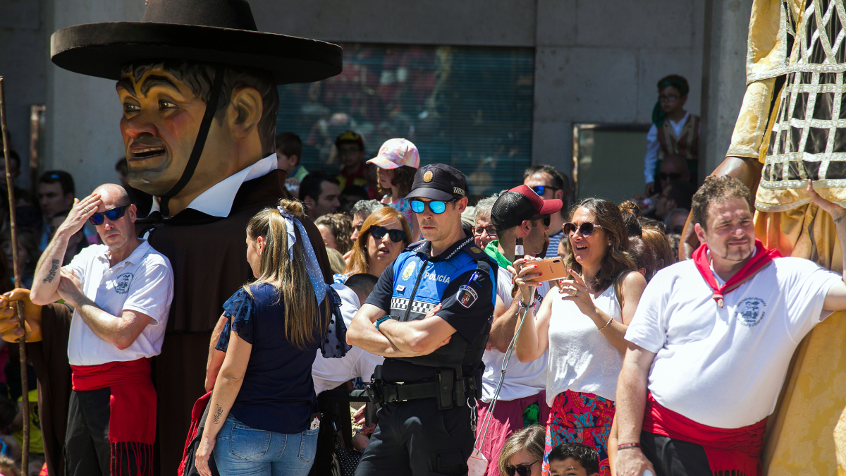 Un agente en funciones de seguridad en uno de los actos públicos de estas fiestas de San Pedro