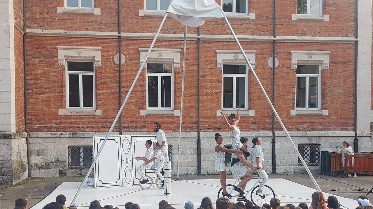 'Truca Circus', con Sopla!, en un momento de su actuación en el Palacio de la Isla.