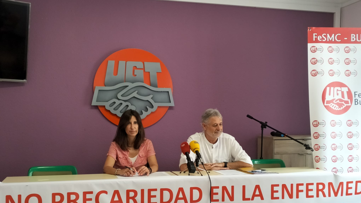 Los representantes de Federación de Servicios de UGT, Yolanda Zamorano y Luis Guitérrez, durante la exposición de motivos para convocar la huelga en el comercio.