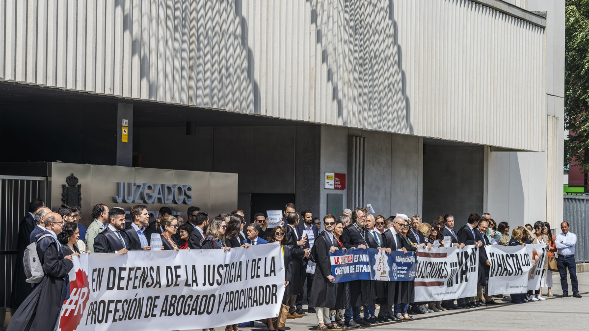 Protesta de abogados, procuradores y graduados sociales en Burgos por la huelga de funcionarios.