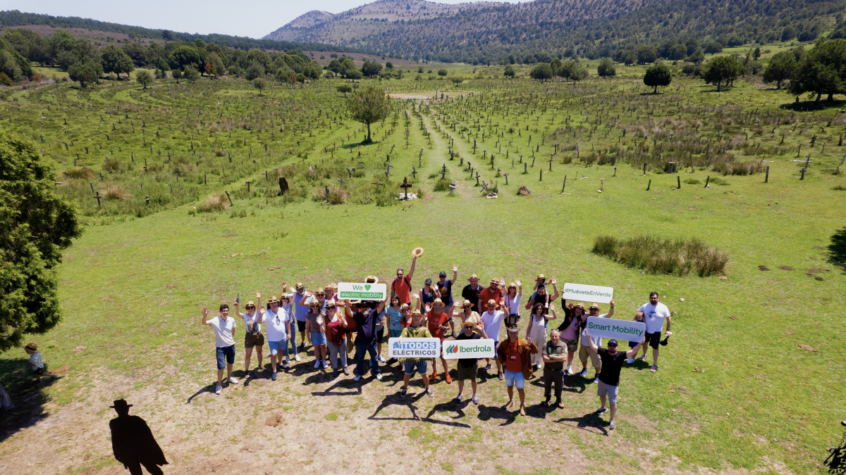 Foto de familia en Sad Hill, el escenario de la película ‘El Bueno, el feo y el malo’.