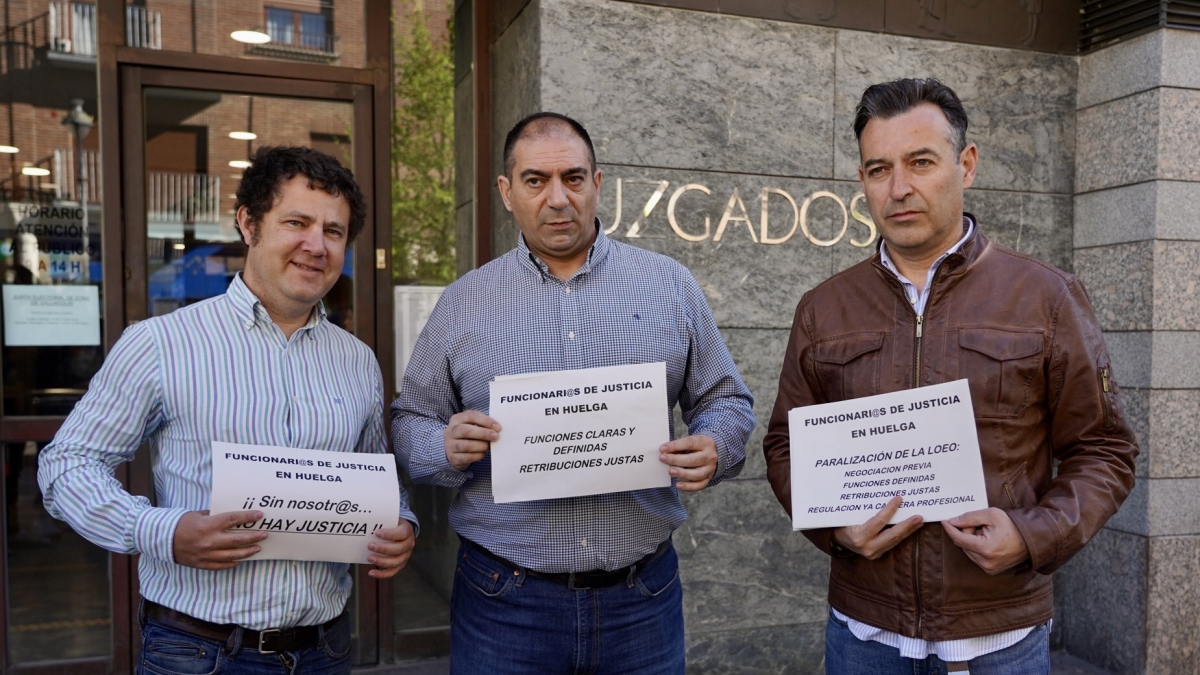 El responsable de Justicia del sindicato CSIF Castilla y León, Juanjo Banciella (D), comparece ante los medios con motivo del inicio de la huelga de funcionarios de Justicia.