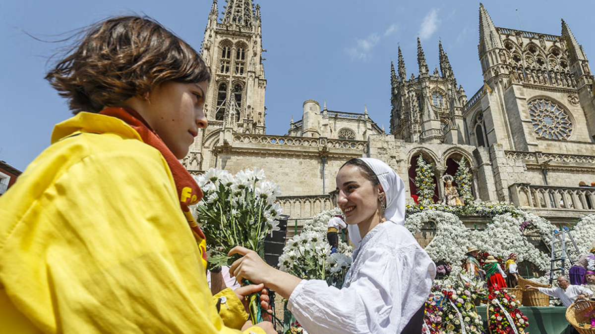 Instante de la Ofrenda Floral a Santa María la Mayor.