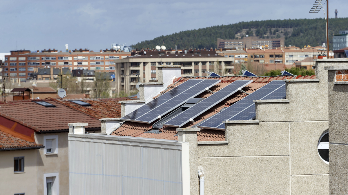 Paneles de energía solar en un edificio de viviendas en la capital burgalesa.