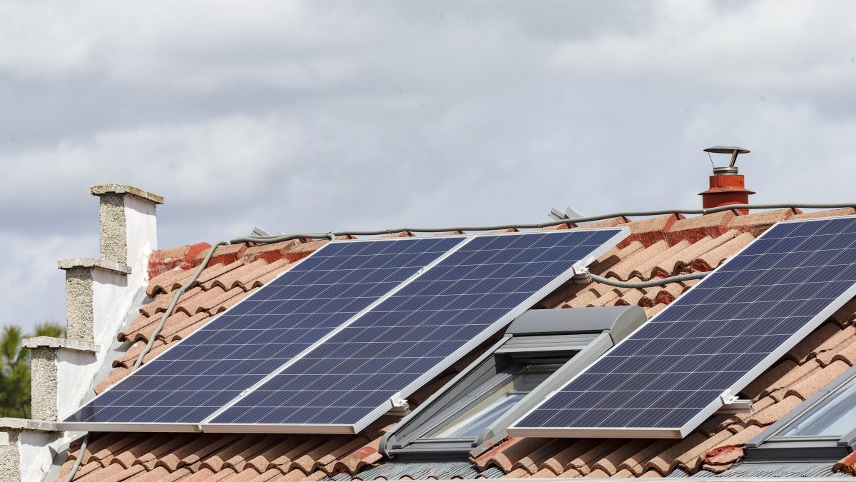 Paneles de energía solar en un edificio de viviendas en la capital burgalesa.