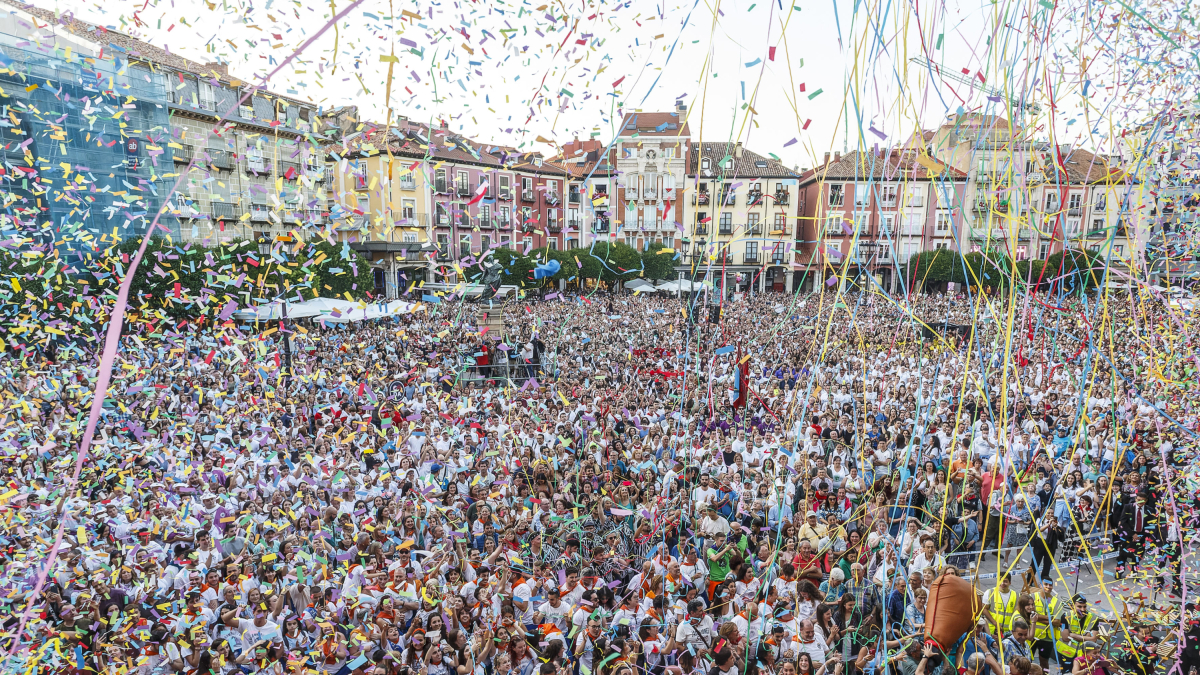 La Plaza Mayor se quedó pequeña para acoger las enormes ganas de fiesta de los burgaleses como se ve en esta imagen del pasado año.