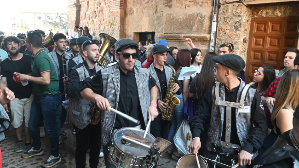 Una charanga participa en el Festival Nacional de Charangas en Poza de la Sal.