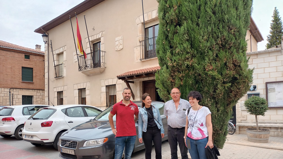 La ex alcaldesa de Castrillo (derecha), con su sucesor, que dejó fuera del gobierno local a una de sus compañeras, y los concejales de Vox