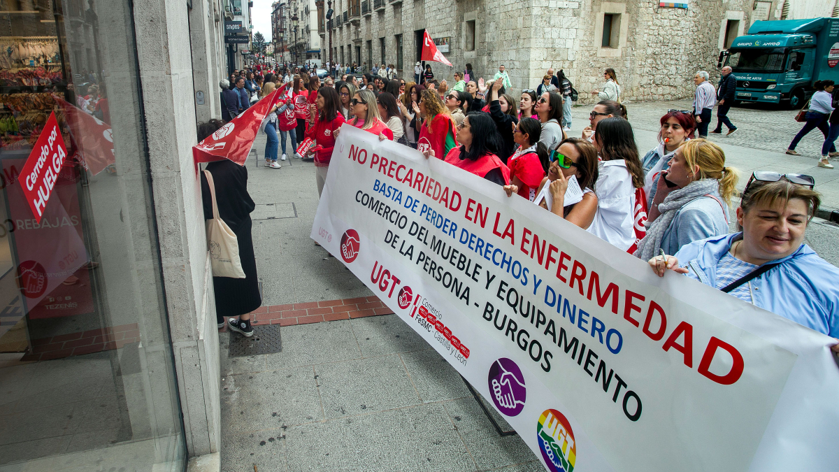 Varias trabajadoras se manifiestan frente a uno de los comercios.
