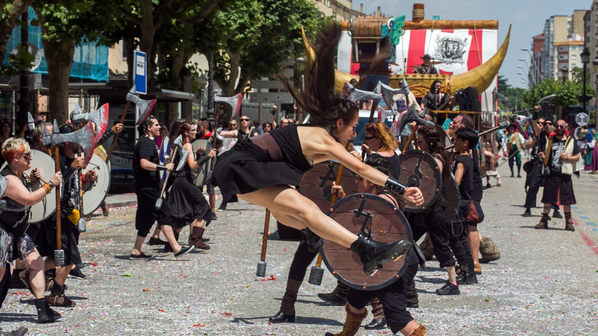 Un momento de la coreografía de la performance de los Blusas del Metal.
