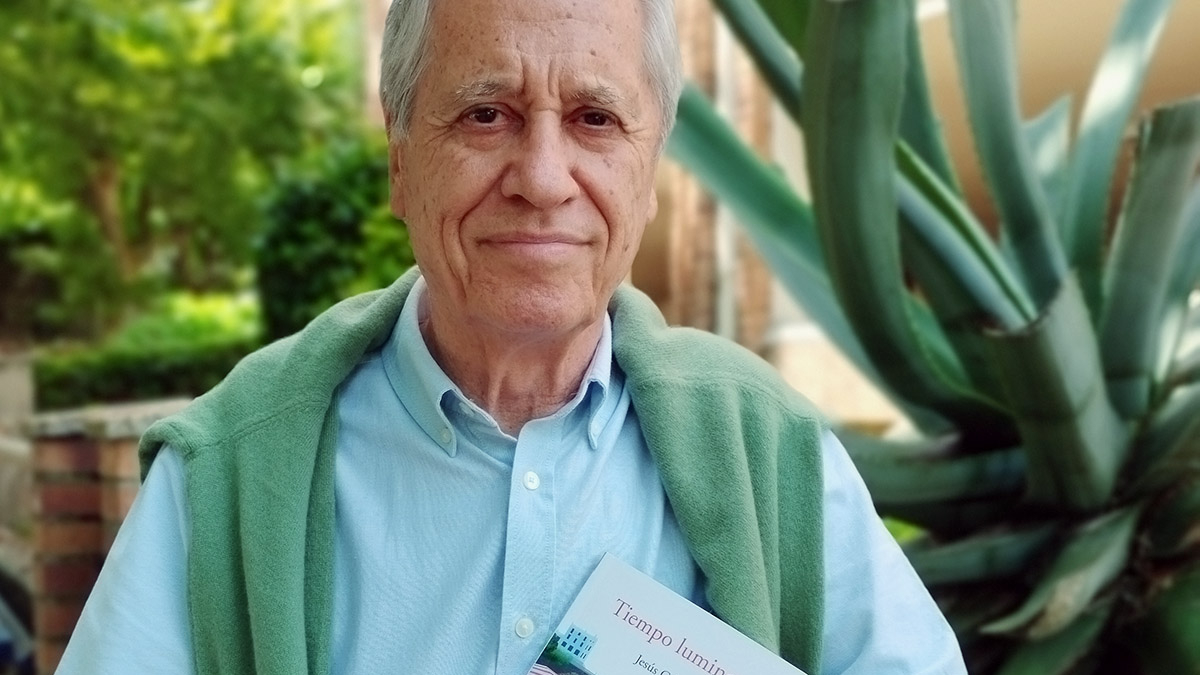 El novelista y dramaturgo Jesús Carazo, con un ejemplar de su novela ‘Tiempo luminoso’.