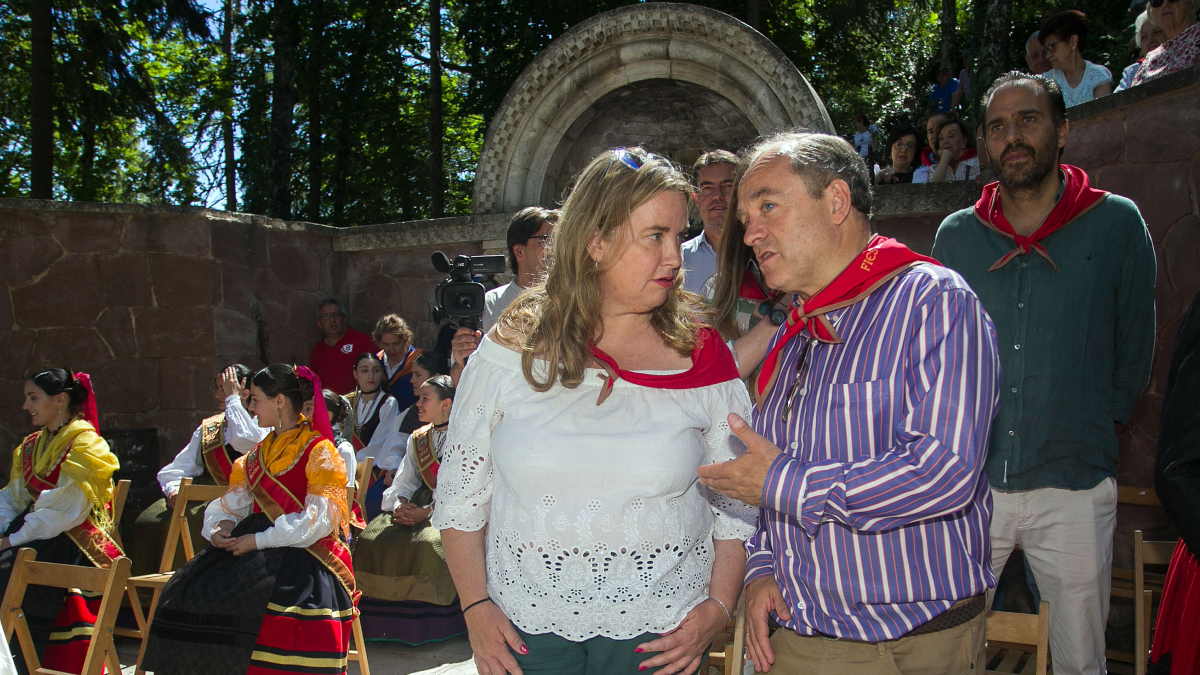 Ayala y Martínez Acitores conversan antes de la misa de campaña en Fuentes Blancas.