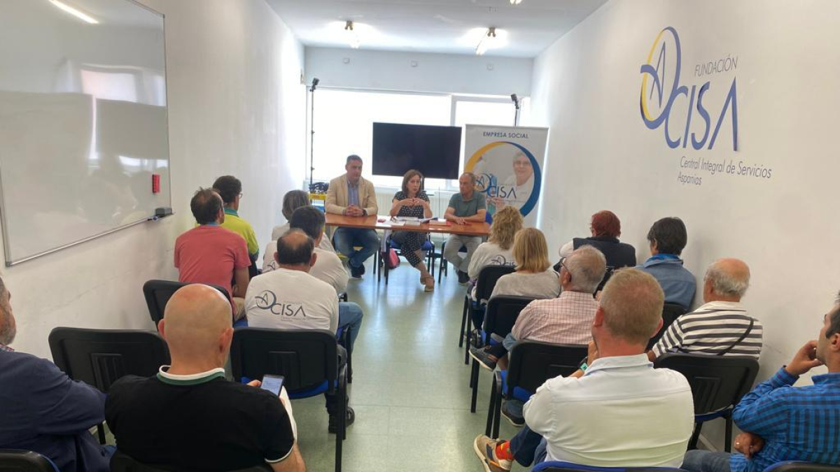 Reunión de Arnaiz con con usuarios del centro de empleo Aspanias.