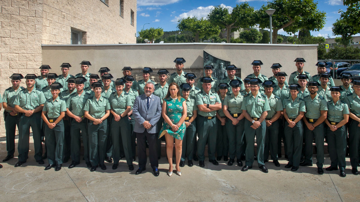 Foto de familia de los 50 agentes de la Guardia Civil que inician sus prácticas en Burgos en compañía de las autoridades que les ha dado la bienvenida.