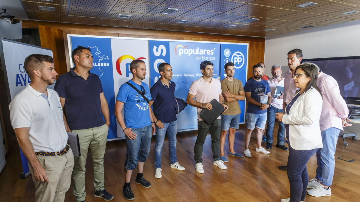 Vázquez junto a Mateu e Ibáñez con miembros de sindicatos de Fuerzas y Cuerpos de Seguridad del Estado antes de la reunión.