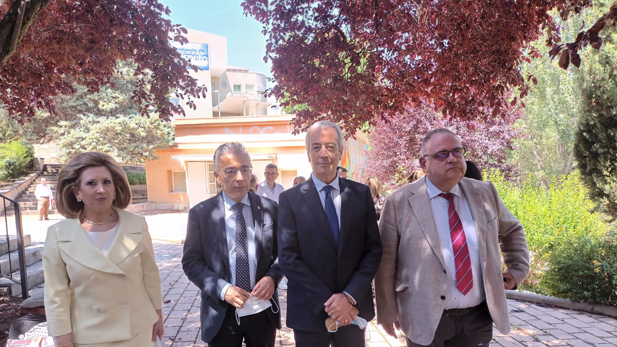 El consejero de Sanidad da la bienvenida al nuevo gerente, José Antonio Visedo