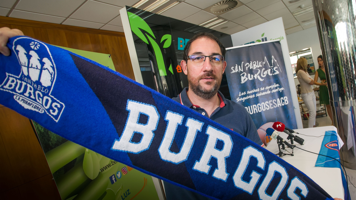 Lolo Encinas, con una bufanda del club en su presentación como técnico del San Pablo Burgos.