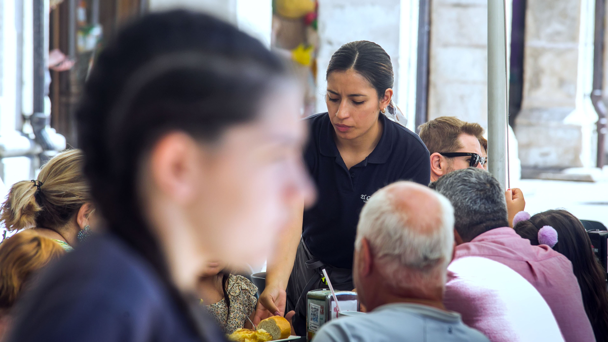 El sector servicios es el que más actividad genera este mes aupado por la hostelería, el turismo y el comercio.