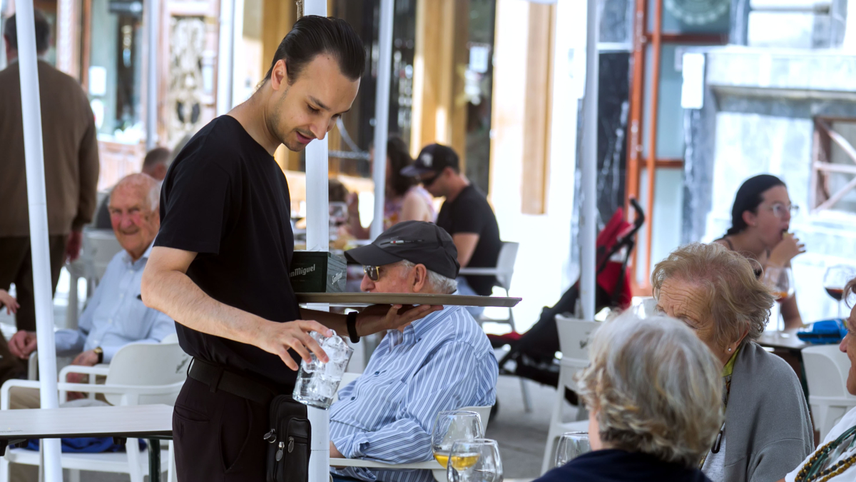 El sector servicios es el que más actividad genera este mes aupado por la hostelería, el turismo y el comercio.
