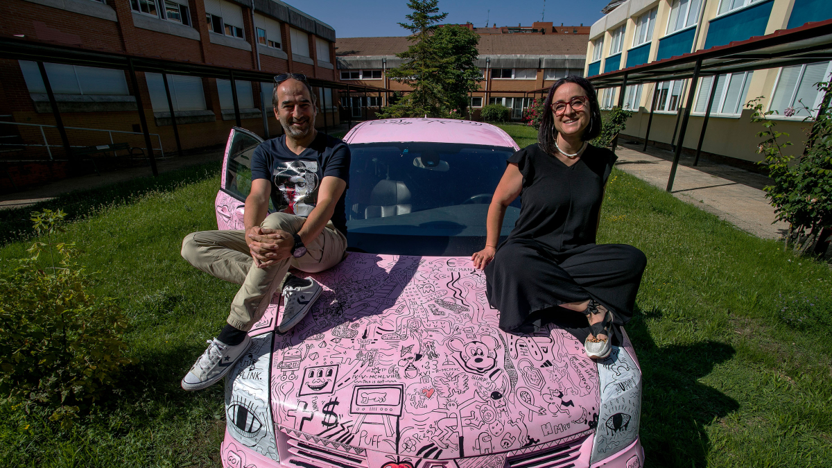 Ismael Alí de Unzaga, junto a la directora del Diego Marín Aguilera, Leticia Alonso.